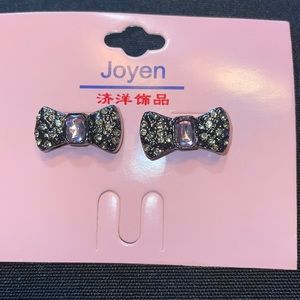Bow shaped earrings